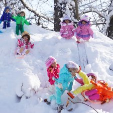 Зимние забавы малышей плюшечек