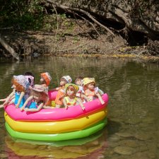 А мы сплавлялись по реке