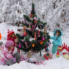 Как плюшечки ёлку в лесу наряжали