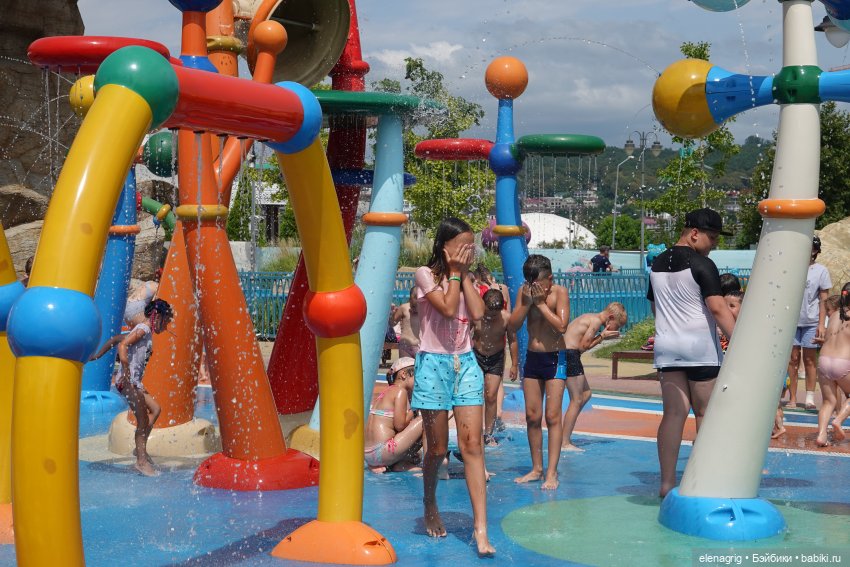 Девочки Руби Ред в Сочи-парке