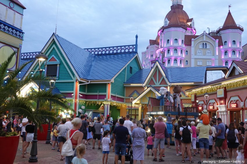 Девочки Руби Ред в Сочи-парке