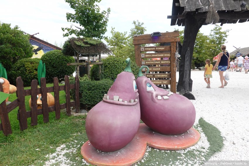 Девочки Руби Ред в Сочи-парке