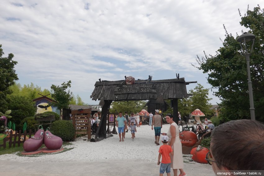 Девочки Руби Ред в Сочи-парке