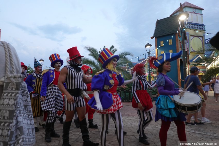 Девочки Руби Ред в Сочи-парке