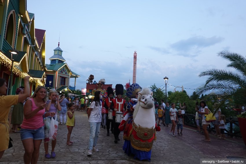 Девочки Руби Ред в Сочи-парке