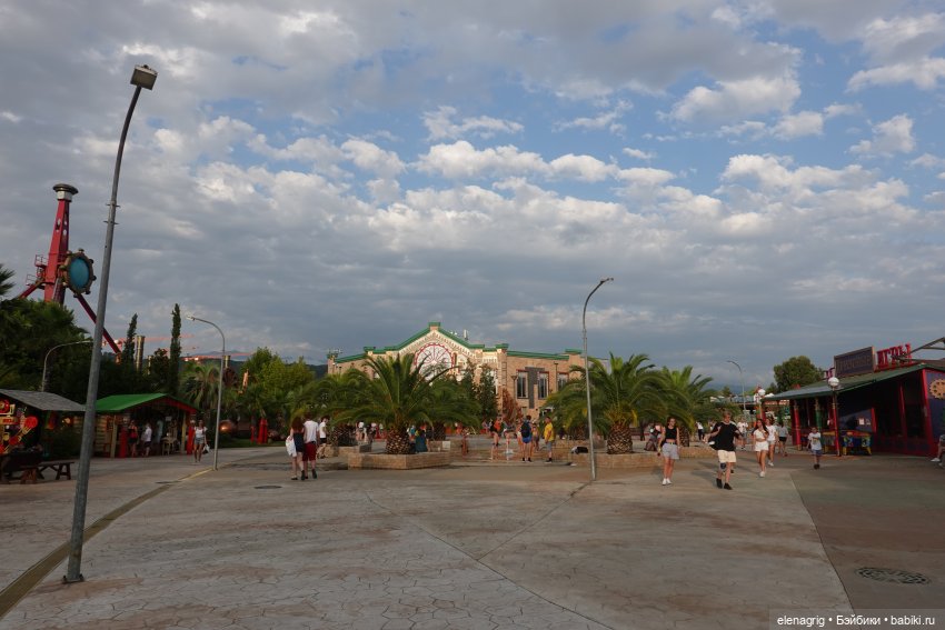 Девочки Руби Ред в Сочи-парке