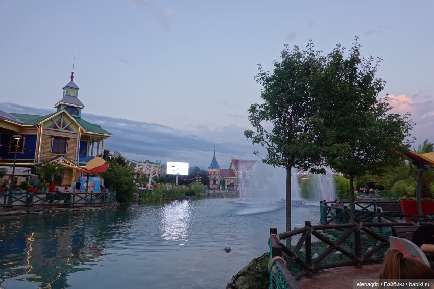 Девочки Руби Ред в Сочи-парке