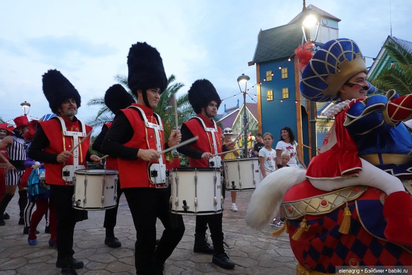 Девочки Руби Ред в Сочи-парке