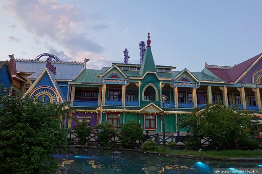 Девочки Руби Ред в Сочи-парке