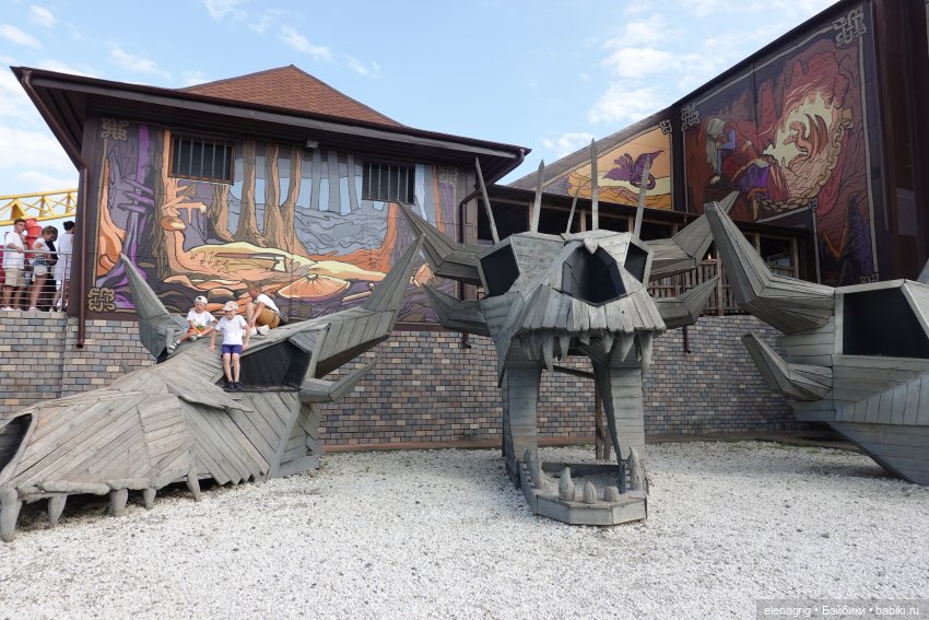 Девочки Руби Ред в Сочи-парке