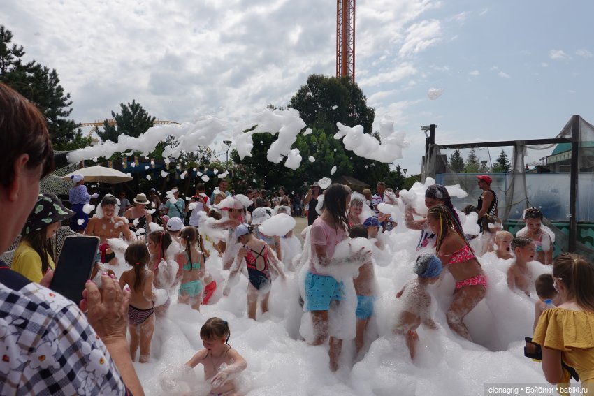 Девочки Руби Ред в Сочи-парке