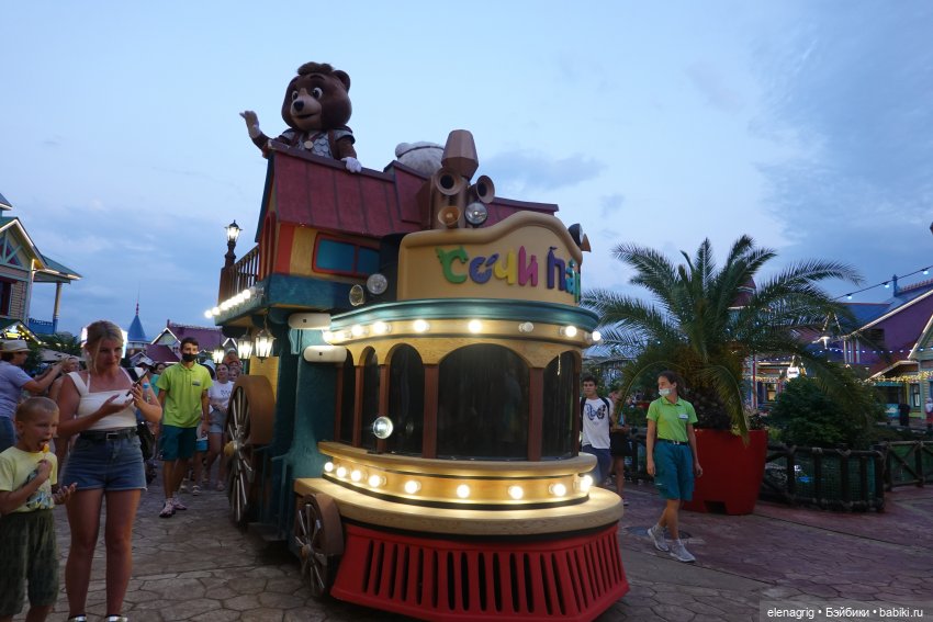 Девочки Руби Ред в Сочи-парке