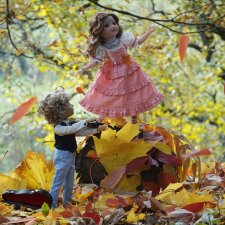 На ковре из жёлтых листьев