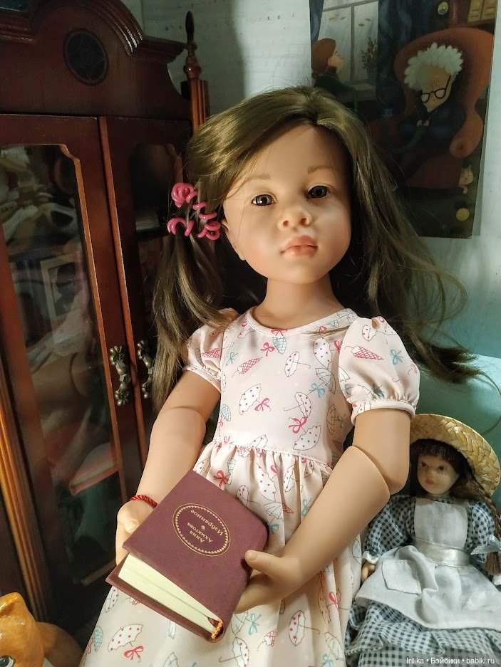 Читальный уголок.Куклы паолка, готц и пупс с бабушкой куклой