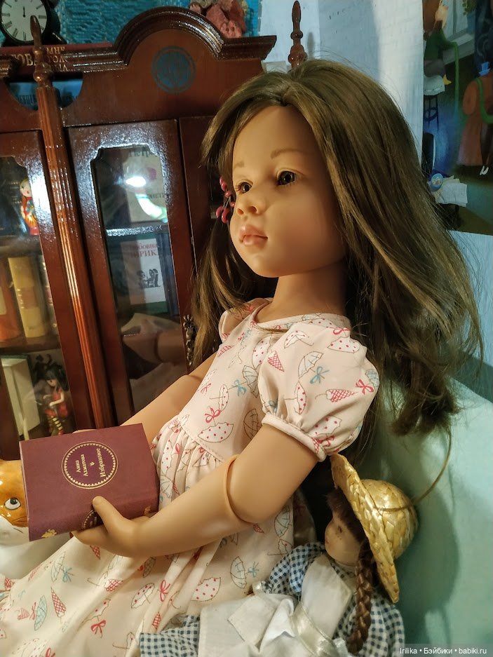 Читальный уголок.Куклы паолка, готц и пупс с бабушкой куклой