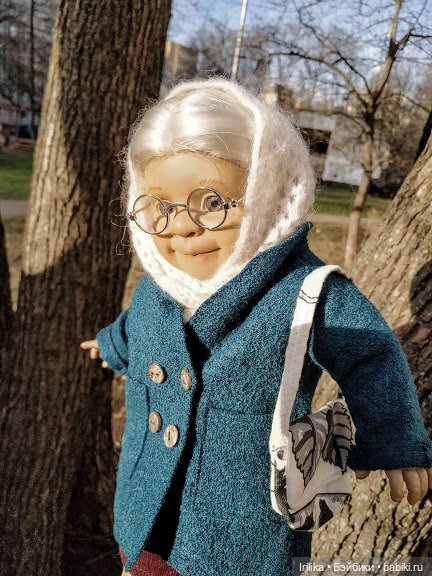 Читальный уголок.Куклы паолка, готц и пупс с бабушкой куклой