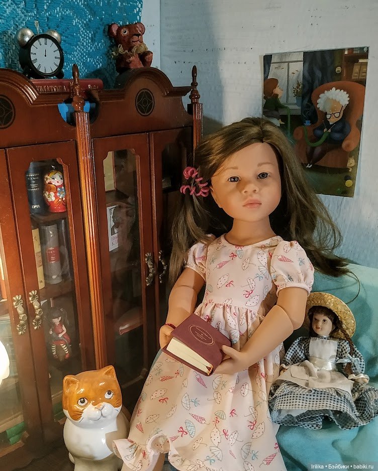 Читальный уголок.Куклы паолка, готц и пупс с бабушкой куклой