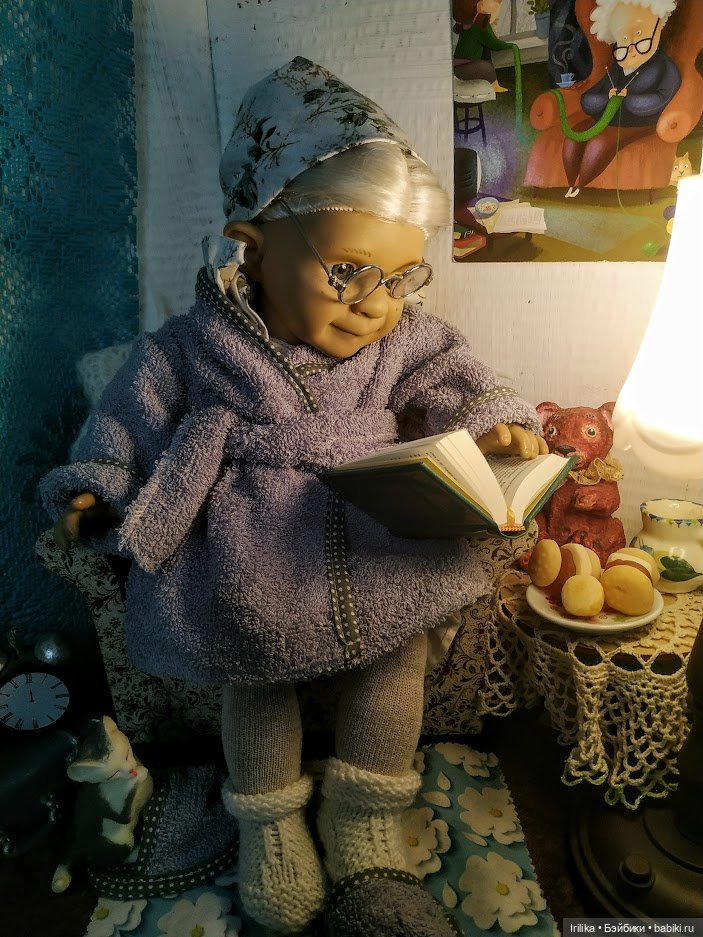 Читальный уголок.Куклы паолка, готц и пупс с бабушкой куклой
