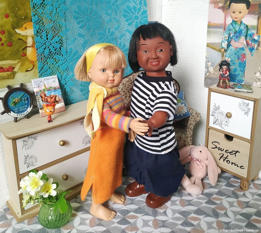 Две винтажные куклы и книга "Дикая собака Динго"