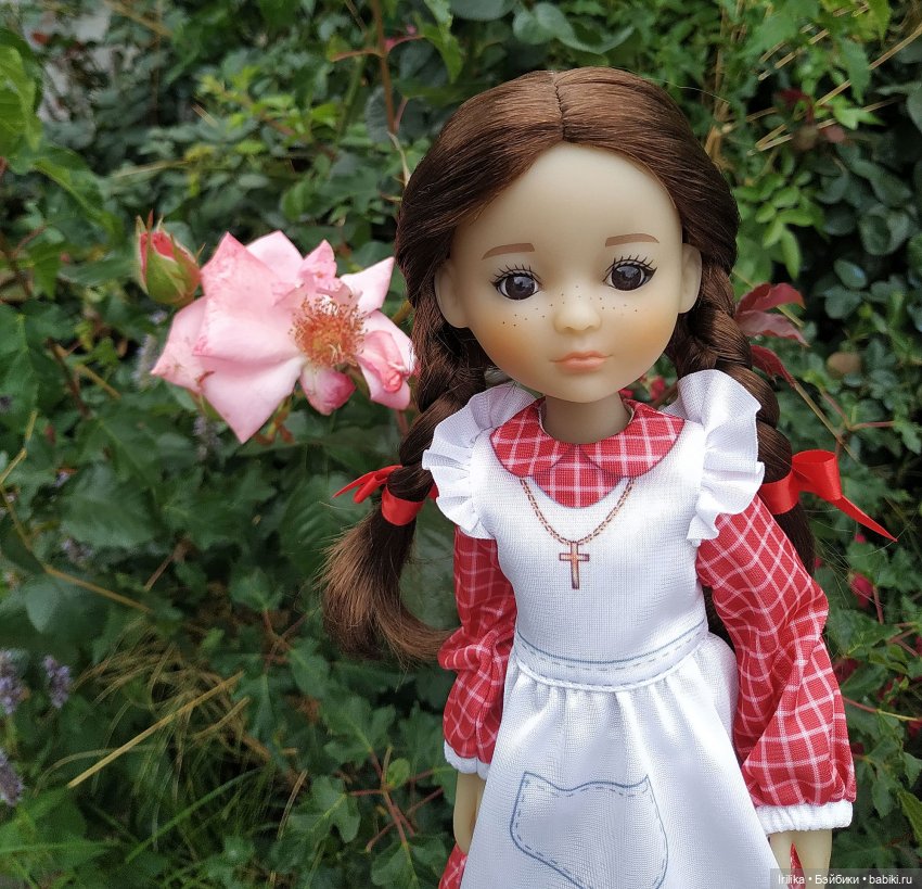 Жанетт гуляет среди цветов