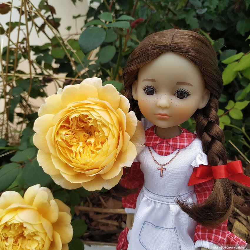 Жанетт гуляет среди цветов