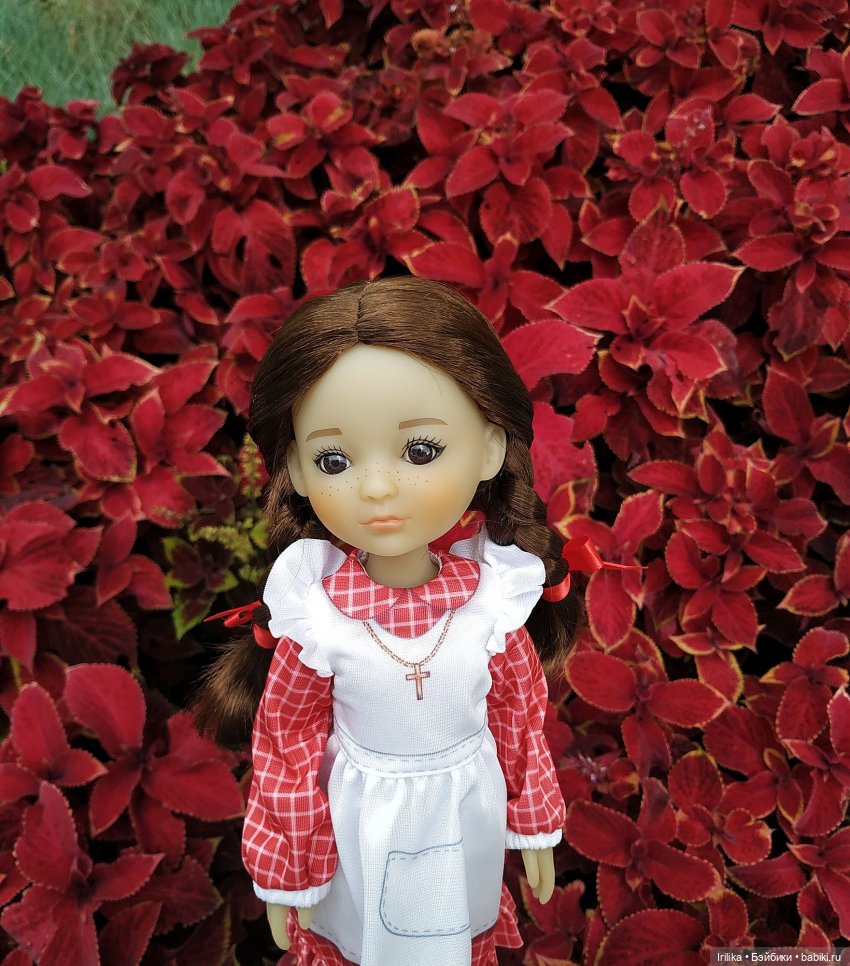 Жанетт гуляет среди цветов