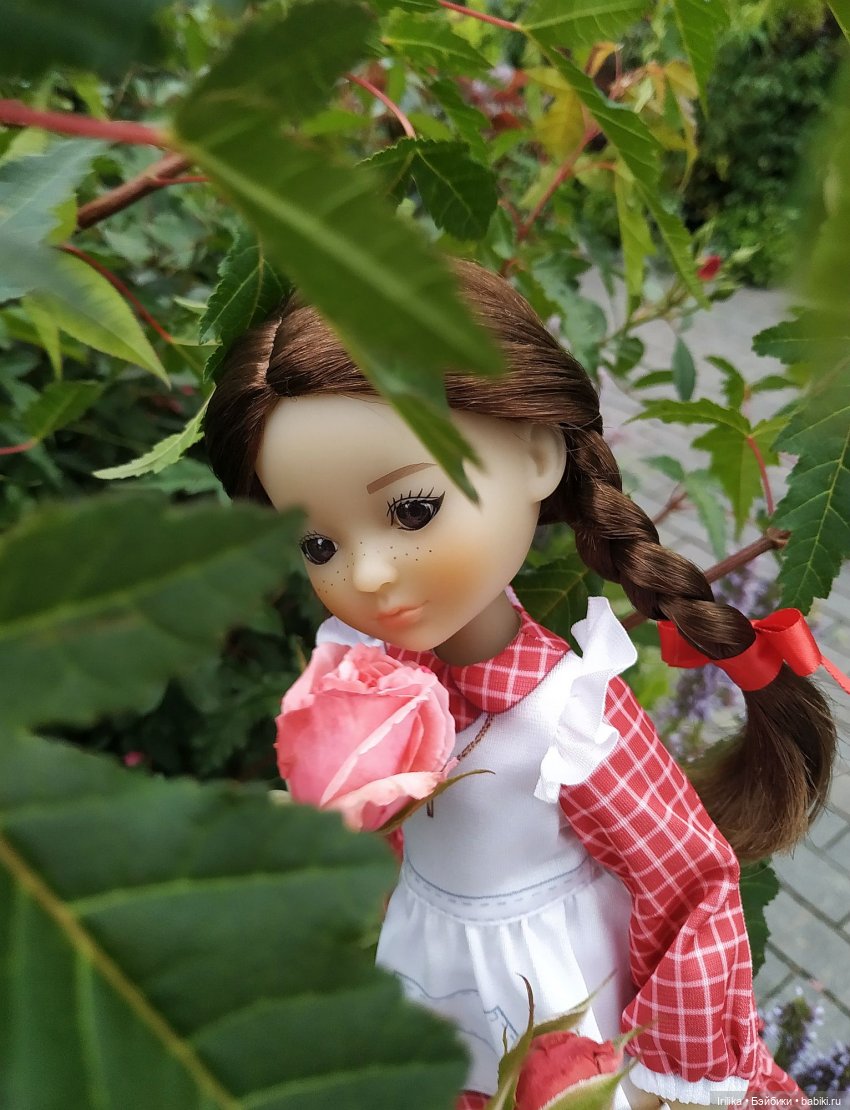 Жанетт гуляет среди цветов