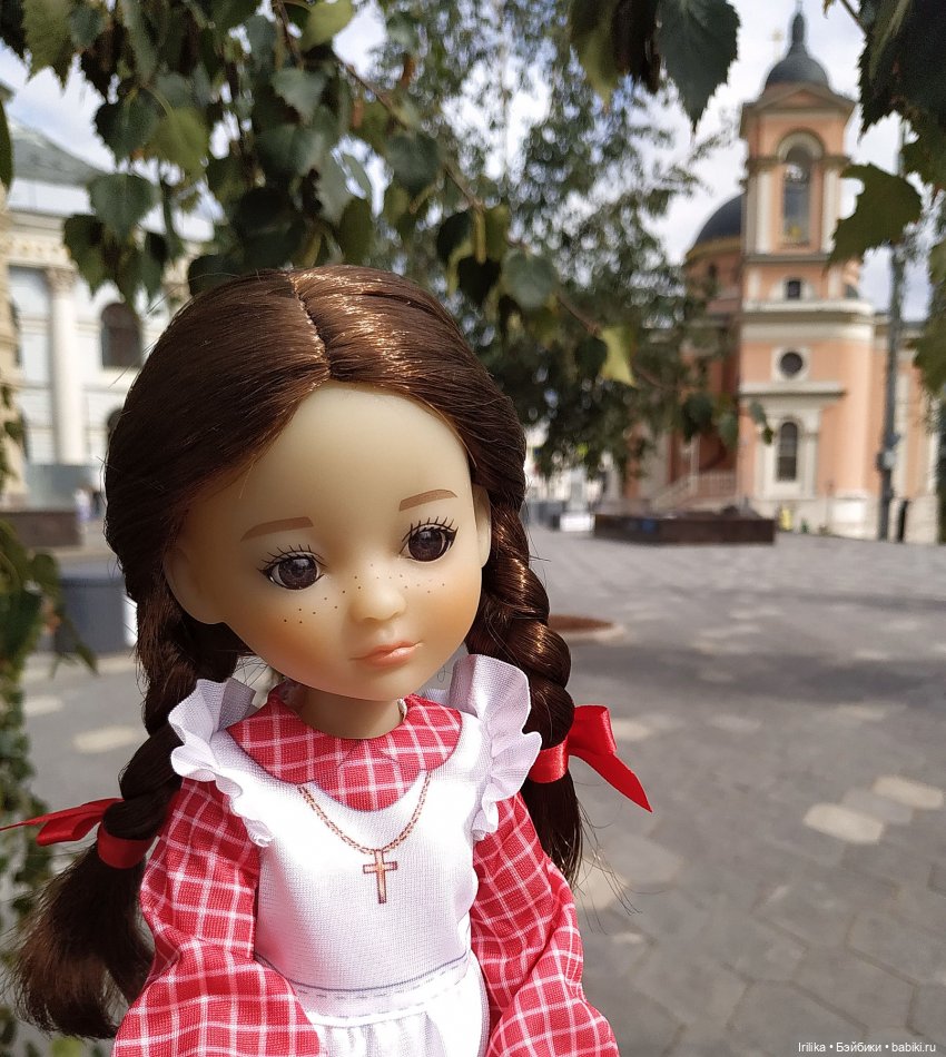 Жанетт гуляет среди цветов