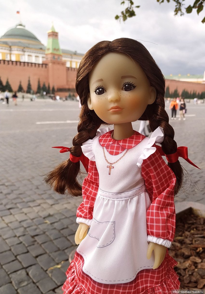 Жанетт гуляет среди цветов