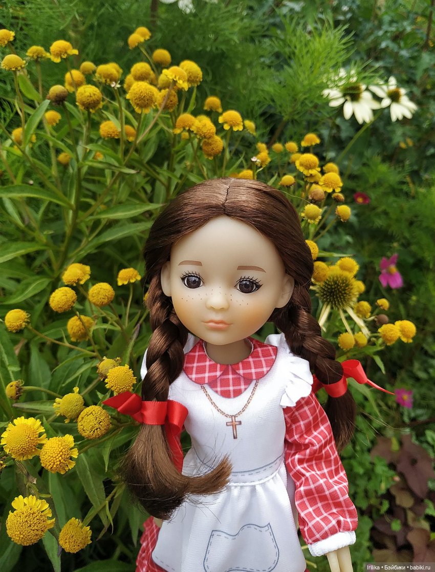 Жанетт гуляет среди цветов