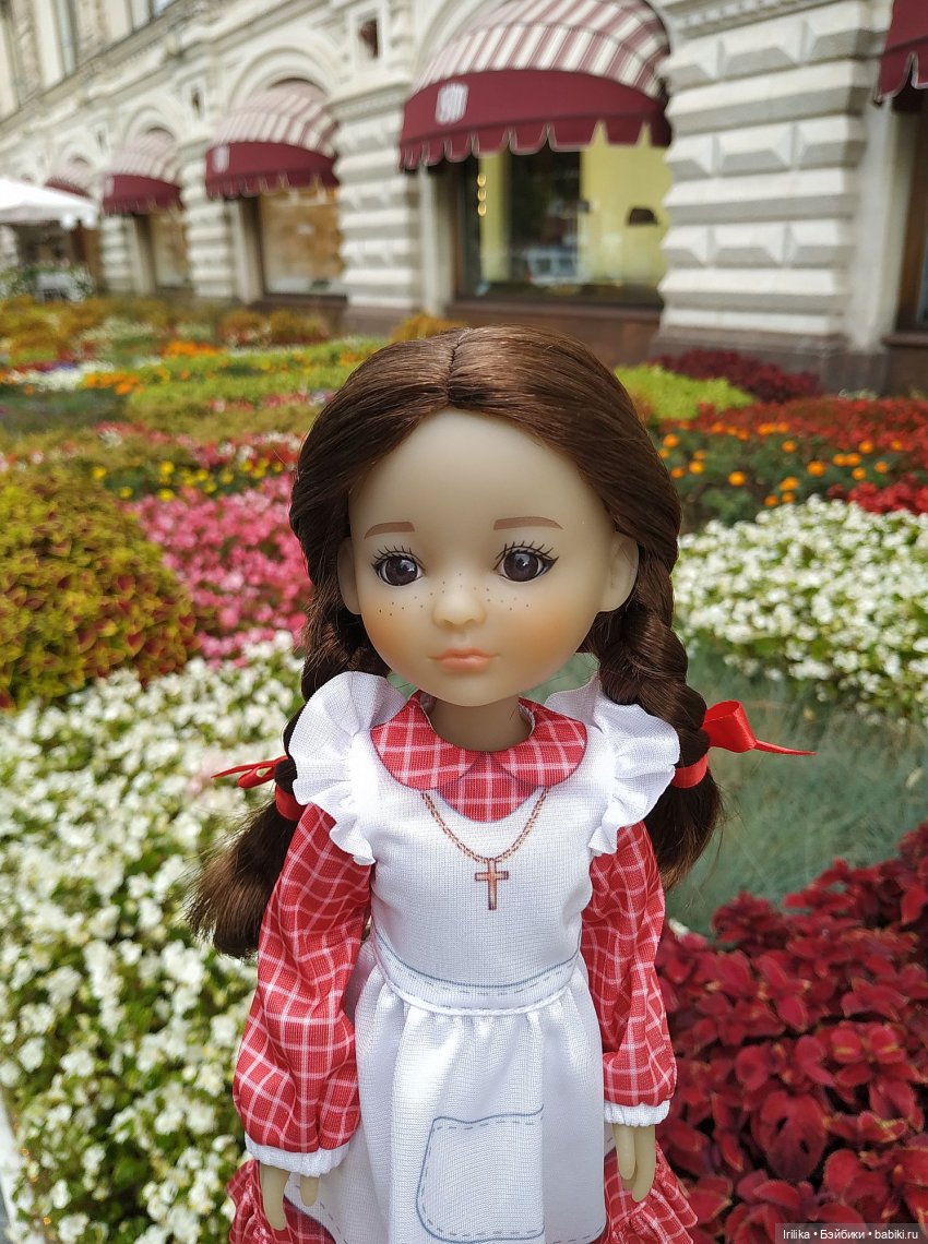 Жанетт гуляет среди цветов