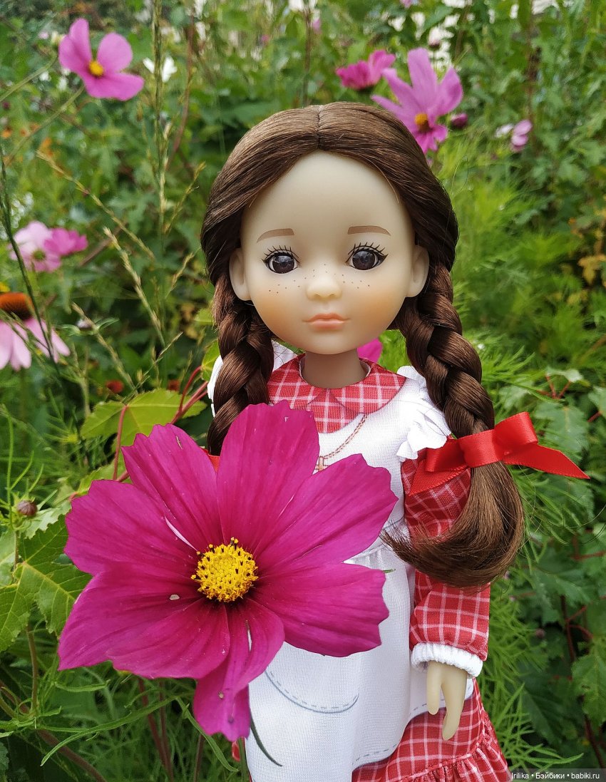 Жанетт гуляет среди цветов