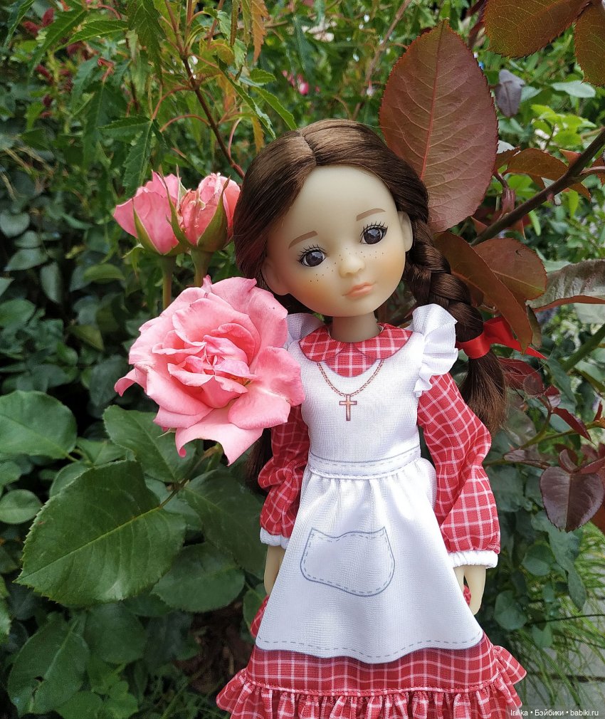 Жанетт гуляет среди цветов