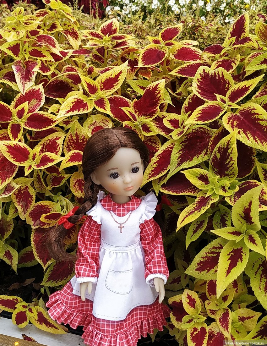 Жанетт гуляет среди цветов