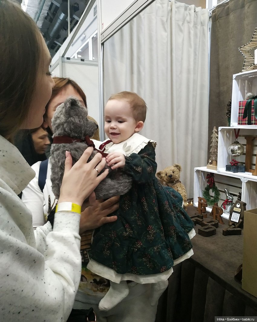 Гюль и ее новый друг - Зайка с выставки мишек на Тишинке