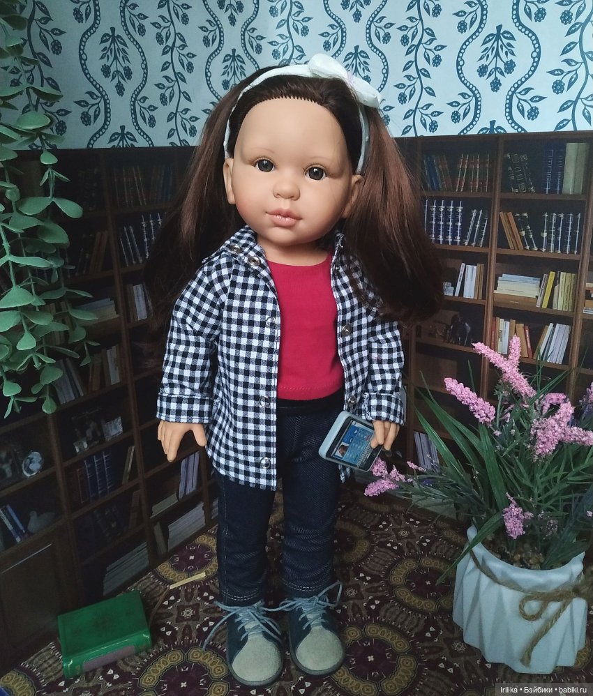 Домашняя библиотека у кукол