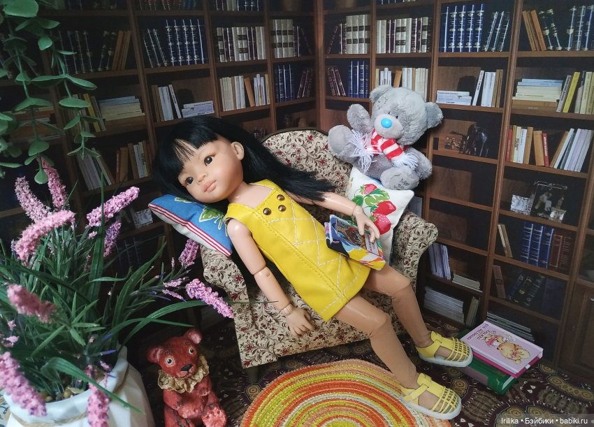 Домашняя библиотека у кукол