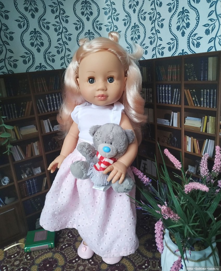 Домашняя библиотека у кукол