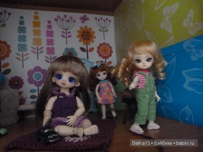 - Смотрите, девочки, на нас кто-то смотрит!! - Смотрите, девочки, на нас кто-то смотрит!!