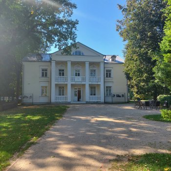 На экскурсию в Абрамцево.