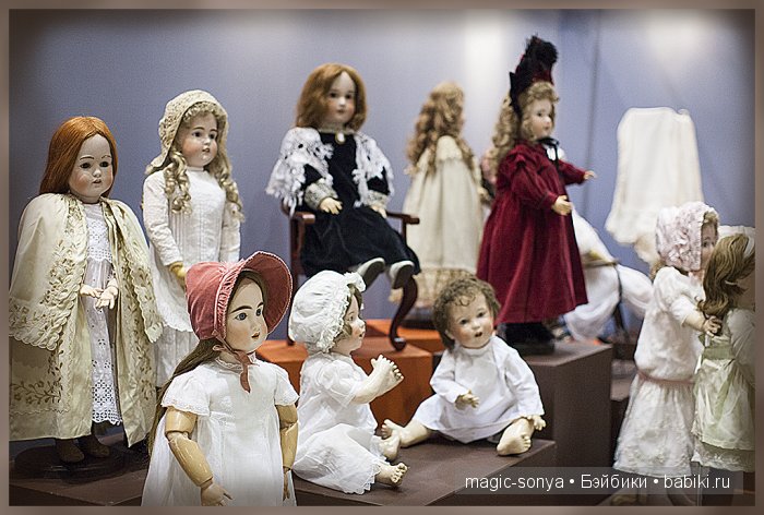Стенд с куклами из коллекции Ланы Летта