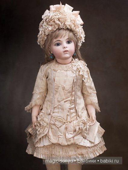 Брю в бежевом наряде Брю в бежевом наряде