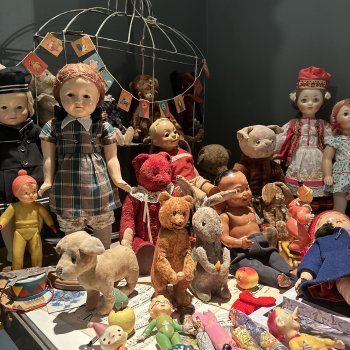 Наш стенд с советскими и антикварными куклами и игрушками на выставке «РОЗЫ-БЕРЕЗЫ»