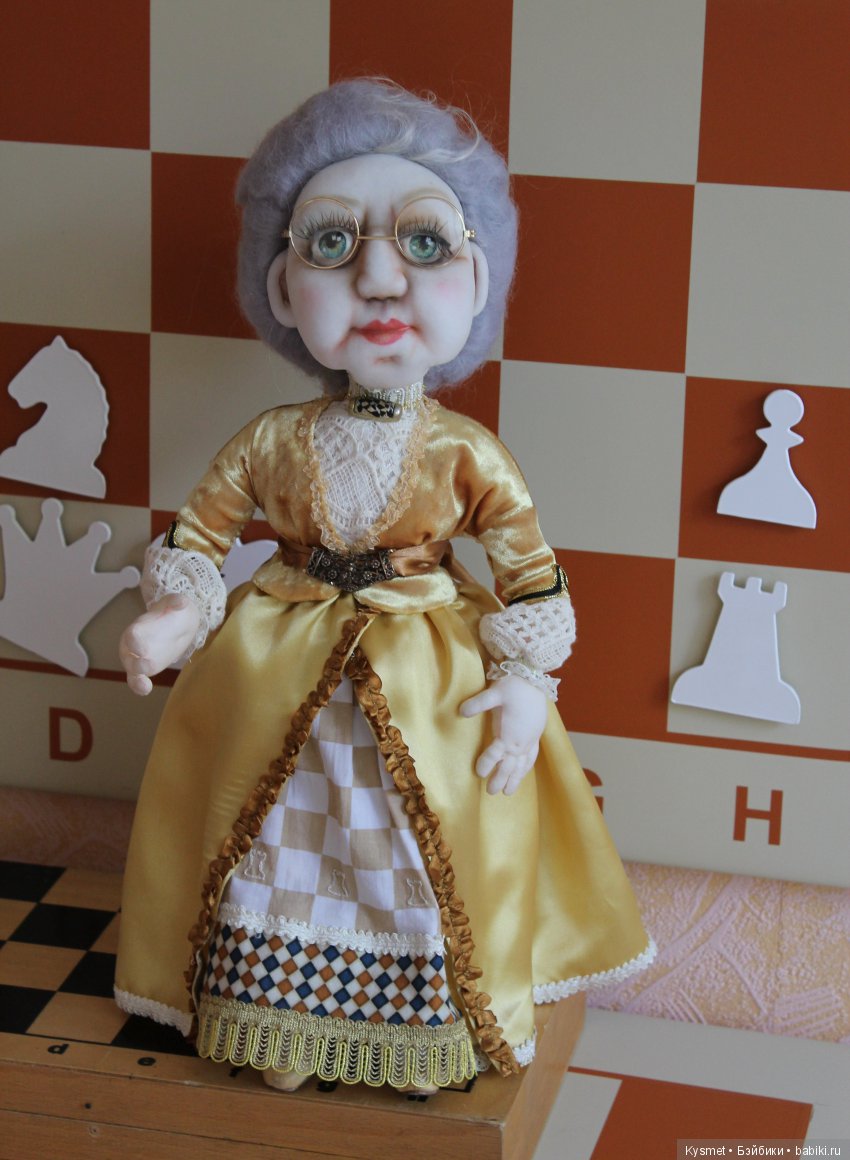 Тётушка Ладья - классная дама в школе Белых пешек