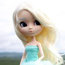 Девочка с голубыми бровями