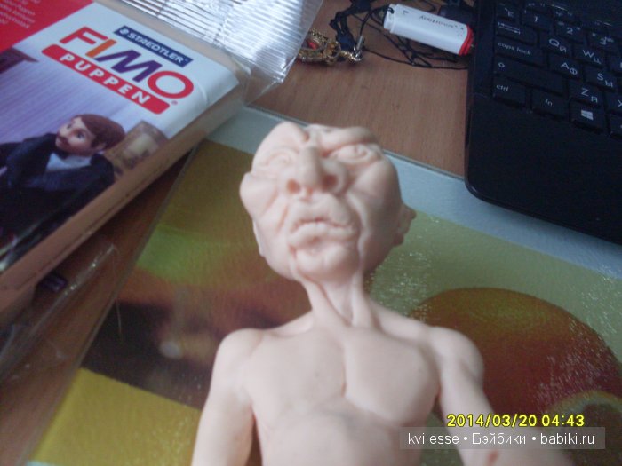 Вот сааамая моя первая авторская шарнирная кукла. Зеленый бесстыжий тролль. +18 (фото 3)