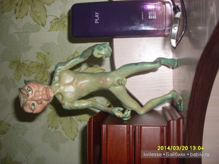 Вот сааамая моя первая авторская шарнирная кукла. Зеленый бесстыжий тролль. +18 (фото 5)