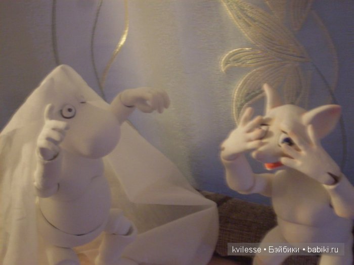 Шарнирные куклы Муми-тролль и Снифф играют в приведения. Муми-семейство (фото 8)