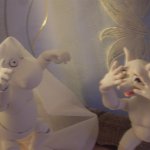 Шарнирные куклы Муми-тролль и Снифф играют в приведения. Муми-семейство