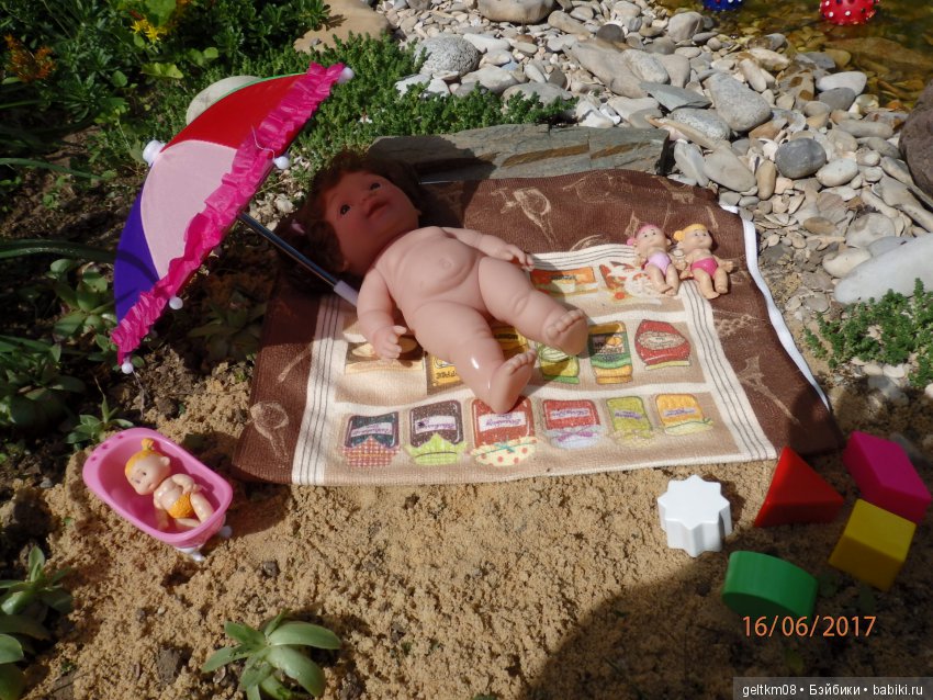 Толстушечки Беренджер идут на пляж (фото 10)